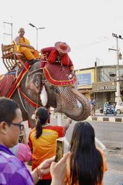 Tayland halkı, fil ve mahout geçit töreni Pavyonu Lahansai Tapınağı, 31 Ocak 2024, Buriram Tayland.