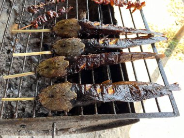 Izgara yayın balığı kömürü sokak Tayland yemeği..