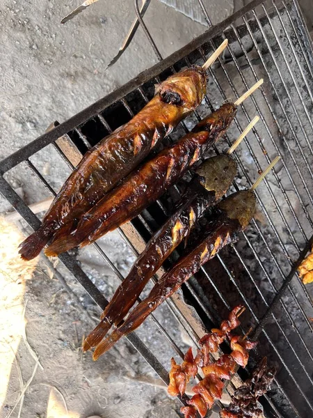 Izgara yayın balığı kömürü sokak Tayland yemeği..