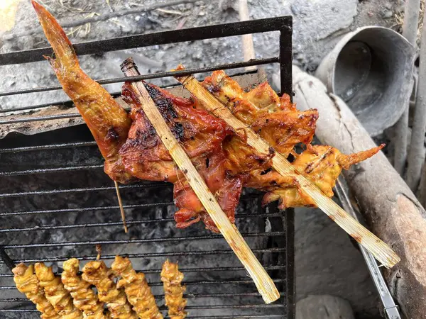 Kızarmış tavuk ızgara baharatlı kömürlü tavuk.