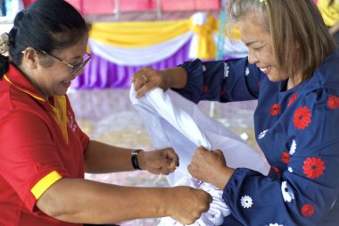 Erken dönem Taylandlı kadın Sahne Kumaşı dekorasyonu, 8 Şubat 2024, Buriram Tayland.