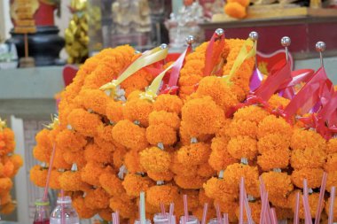 Tütsü ve mum Buda heykeline tapar..