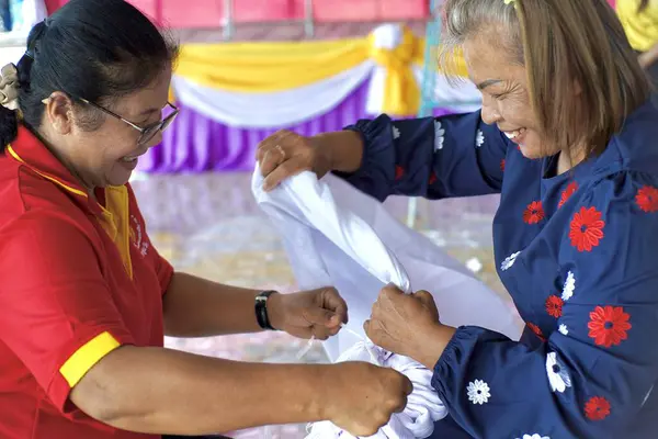 Erken dönem Taylandlı kadın Sahne Kumaşı dekorasyonu, 8 Şubat 2024, Buriram Tayland.