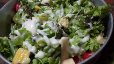 Renkli sebzelerle taze organik salata ve sağlıklı beslenmek için meyve karışımı.