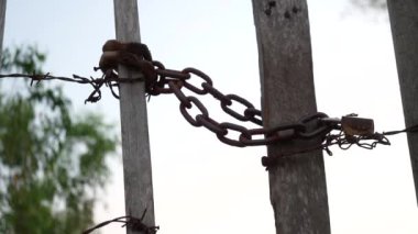 Tahta Bahçe Çit Bariyerine Metal Zincir Kilidi Güvenlik ve Dış Koruma