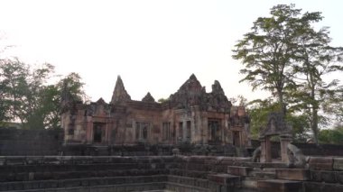 Prasat Phanomrung Tarihi Parkı yakınlarındaki Prasat Phanomrung Şatosu, Tayland 'daki Prasat Muang Tam antik Khmer tapınağında..
