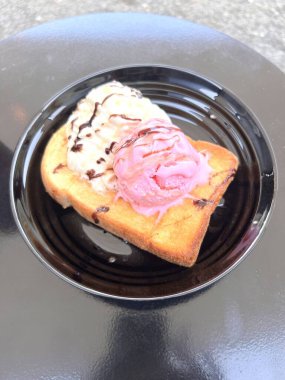 Çilekli Bal Tost Kahverengi Tatlı ve Amerikan Portakal Suyu.