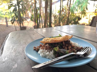 Yağda kızartılmış yumurta, kızarmış yumurta, kızarmış fesleğen ve taze yumurta..