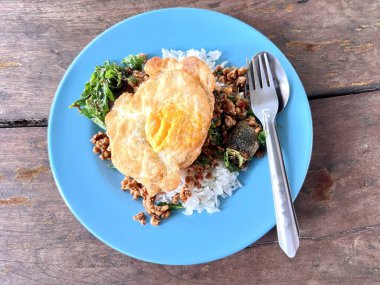 Yağda kızartılmış yumurta, kızarmış yumurta, kızarmış fesleğen ve taze yumurta..