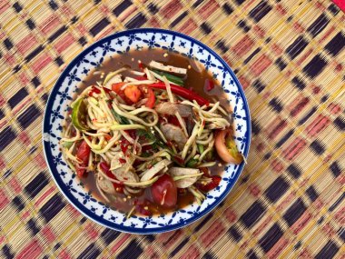 Baharatlı papaya salatası, tuzlu yengeç ve mayalanmış balık, domuz kabuğu, Tayland yerel yemeği..