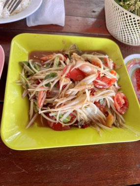 Baharatlı papaya salatası, tuzlu yengeç ve mayalanmış balık, domuz kabuğu, Tayland yerel yemeği..