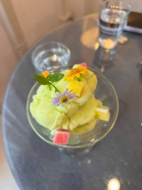 Kafeteryadaki Bal Limonlu Şerbet dondurması.