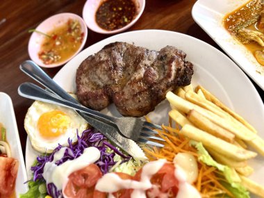 Biber soslu domuz pirzolası ve salata yemeği..