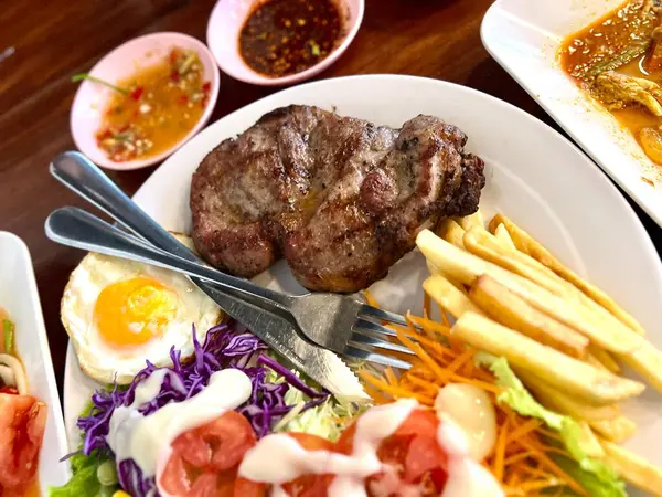 Biber soslu domuz pirzolası ve salata yemeği..