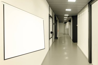 Beyaz izole arkaplanda projektör ekranı ve perde sahnesi.