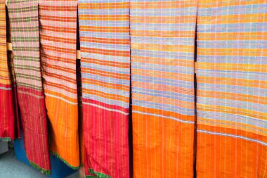 İpek defne, dokuma kumaş bir zanaat mesleği Amphoe Na Pho ile ünlüdür. Buri Ram Eyaleti 'nde, Buriram Eyaleti' nin dokuma kumaşının büyük bir ihracatçısı var. Tayland 'da.