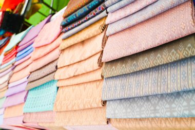 İpek defne, dokuma kumaş bir zanaat mesleği Amphoe Na Pho ile ünlüdür. Buri Ram Eyaleti 'nde, Buriram Eyaleti' nin dokuma kumaşının büyük bir ihracatçısı var. Tayland 'da.