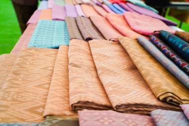 İpek defne, dokuma kumaş bir zanaat mesleği Amphoe Na Pho ile ünlüdür. Buri Ram Eyaleti 'nde, Buriram Eyaleti' nin dokuma kumaşının büyük bir ihracatçısı var. Tayland 'da.