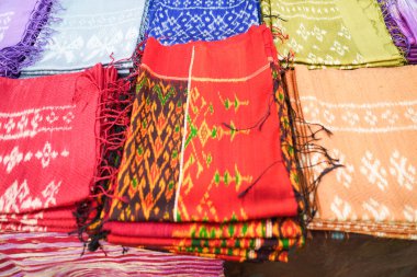 İpek defne, dokuma kumaş bir zanaat mesleği Amphoe Na Pho ile ünlüdür. Buri Ram Eyaleti 'nde, Buriram Eyaleti' nin dokuma kumaşının büyük bir ihracatçısı var. Tayland 'da.