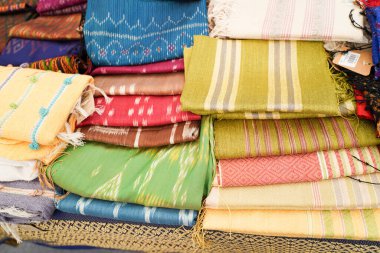 İpek defne, dokuma kumaş bir zanaat mesleği Amphoe Na Pho ile ünlüdür. Buri Ram Eyaleti 'nde, Buriram Eyaleti' nin dokuma kumaşının büyük bir ihracatçısı var. Tayland 'da.