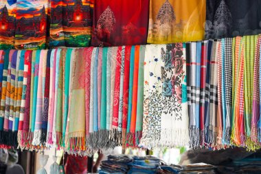 Buriram ipeği, örülmüş kumaş bir zanaat mesleği Khao Phanom Rung halk pazarında meşhurdur, işte Buriram Eyaleti 'nin büyük bir dokuma kumaşı ihracatçısı. Tayland 'da.