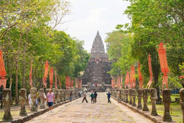 Phanom Rung Stone Şatosu, görkemli Khmer tarzı mimari, karmaşık bir şekilde oyulmuş taşlar, kültür mirası, ziyaretçilere Tayland 'ın zengin tarihi ve mimari dehasını gösteren antik bir Tayland tarihi mekanıdır..