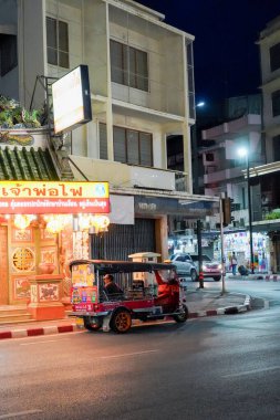 Tayland, Nakhon Ratchasima 'daki Thao Suranari (Ya Mo) Anıtı' nın yanında yer alan Tiger God Shrine 'ın gece görüntüsü. Kültürel dönüm noktası, ruhani inanç, yerel ibadet, şehir gece atmosferi ve geleneksel Çin-Tayland türbesi, 19 Aralık 2025, Tayland