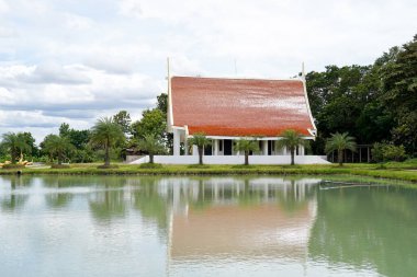 Wat Pa Lahan Sai, Tayland 'ın kalbinde ziyaretçilere barışçıl ve ruhani bir deneyim sunan geleneksel Budist mimarisi, dingin bir çevre, kutsal anıtlar ve kültürel miras sunan antik bir Tayland orman tapınağıdır..