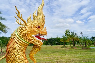 Tayland 'daki Wat Pa Lahan Sai orman tapınağında bulunan, Tayland ve Budist kültürünün kutsal bir sembolü olan Naga yılan heykeli. Ruhani inanç, dini sanat, Asya geleneği, mitoloji ve kültürel miras kavramı.