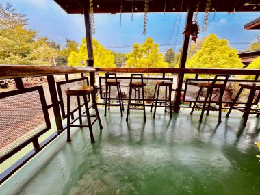 Yüksek Masalı ve Sandalyeli Dış Balkon Modern Yaşam Tarzı