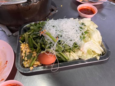 Domuz barbekü seti, hafif, çocuk dostu soslu ızgara et içerir. Tüm aileye eğlenceli, lezzetli ve güvenli bir yemek deneyimi sunar..