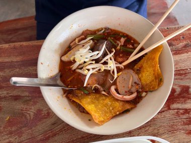 Bir kase Yen Ta Fo eriştesi canlı renkler, zengin tatlar ve Tayland sokak yemeklerinin otantik tadı sunar. Her lokmada baharatlı, tatlı ve lezzetli bir deneyim sunar..
