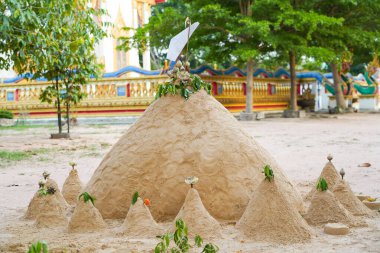 Songkran aktivitesi Wat Koksaad Buriram 'da kum pagodası inşa etmektir..