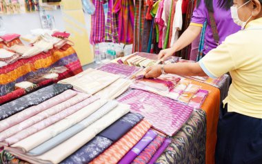 Geleneksel Tayland El Dokuma Kumaşının Karmaşık Desenli Dokusuna Yakın Çekimi.