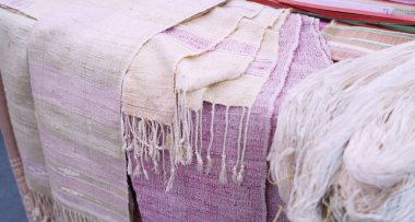 Tayland ipek elbisesi, İpek koza İpek böceğinin ticari olarak yetiştirilmiş tırtılı ipek koza, ipek ipliği elde etmek için işlenmiş ipek koza, Buriam Tayland.