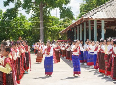 Bun Bang Fai festivali sırasında geleneksel Tayland kostümlü zarif Isan dansçılarının yakın çekimi, bu yağmur çağırma kutlamasında hareketin, kültürün ve derin ruhani inancın güzelliğini yansıtıyor, 6 Sep 2025 Tayland.