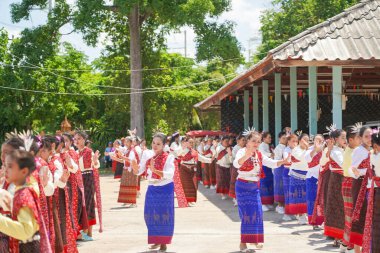 Bun Bang Fai festivali sırasında geleneksel Tayland kostümlü zarif Isan dansçılarının yakın çekimi, bu yağmur çağırma kutlamasında hareketin, kültürün ve derin ruhani inancın güzelliğini yansıtıyor, 6 Sep 2025 Tayland.
