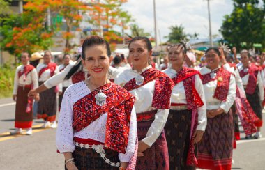 Bun Bang Fai festivali sırasında geleneksel Tayland kostümlü zarif Isan dansçılarının yakın çekimi, bu yağmur çağırma kutlamasında hareketin, kültürün ve derin ruhani inancın güzelliğini yansıtıyor, 6 Sep 2025 Tayland.