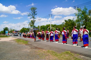 Bun Bang Fai festivali sırasında geleneksel Tayland kostümlü zarif Isan dansçılarının yakın çekimi, bu yağmur çağırma kutlamasında hareketin, kültürün ve derin ruhani inancın güzelliğini yansıtıyor, 6 Sep 2025 Tayland.