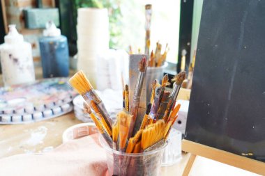 Boya sınıfındaki boya fırçası renk bezi kağıtları oda kafeteryası oluşturur.