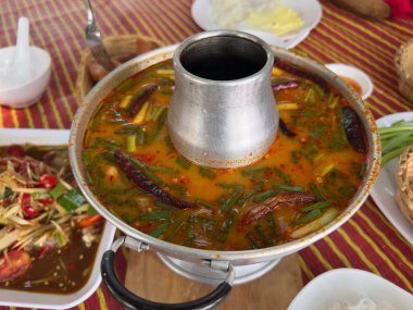 Tom Yum Goong güveci baharatlı, ekşi ve aromatik otlarla dolu lezzetli bir Tayland çorbasıdır. Lezzetli karides ve lezzetli bir et suyu ile sıcak su ile servis edilir..