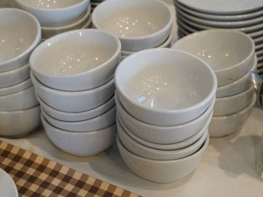 Minimalist Beyaz Seramik Soslu Tabak Akşam Yemeği Masasında Hizmete Hazır