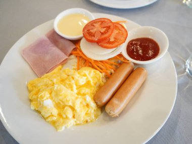 Sabah kahvaltısı, yemek, enfes İngiliz kahvaltısı, yumurta, fasulye, sosis ve pastırma, kızarmış ekmek dilimleri, meyve ve bir fincan kahve..