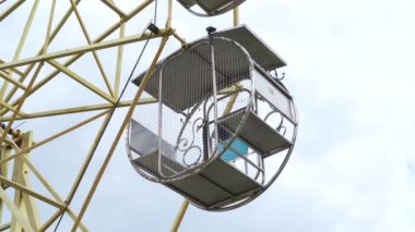 Parlak eğlence parkında heyecanlı dönme dolap ve atlı karınca gezileri