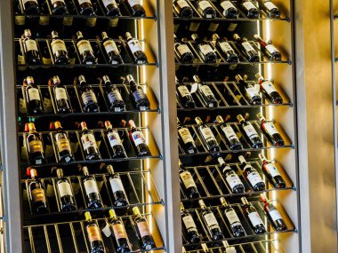 Premium Şarap Şişeleri Tahta Şarap Depolama Dolabı, 16 Eylül 2025, Nakorn Ratchasima.