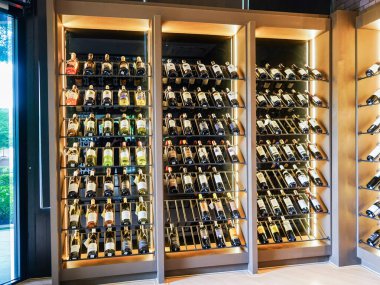 Premium Şarap Şişeleri Tahta Şarap Depolama Dolabı, 16 Eylül 2025, Nakorn Ratchasima.