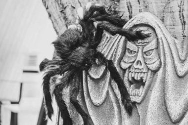 Yeşil çimen arka planında kafatası, balkabağı ve prangalı bayram kompozisyonu.