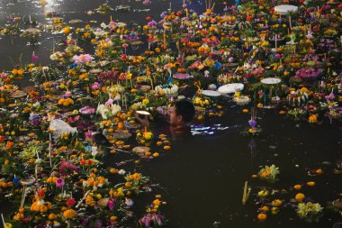  Krathong, Muz yapraklarından yapılmış Krathong veya nilüfer kabı yapan insanlar bir mum, üç joss çubuğu ve Tayland Loy Krathong Festivali için biraz çiçek içeriyordu..