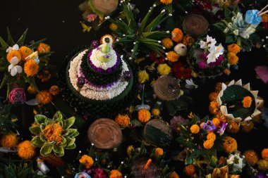  Krathong, Muz yapraklarından yapılmış Krathong veya nilüfer kabı yapan insanlar bir mum, üç joss çubuğu ve Tayland Loy Krathong Festivali için biraz çiçek içeriyordu..