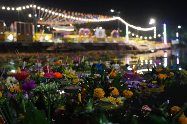  Krathong, Muz yapraklarından yapılmış Krathong veya nilüfer kabı yapan insanlar bir mum, üç joss çubuğu ve Tayland Loy Krathong Festivali için biraz çiçek içeriyordu..